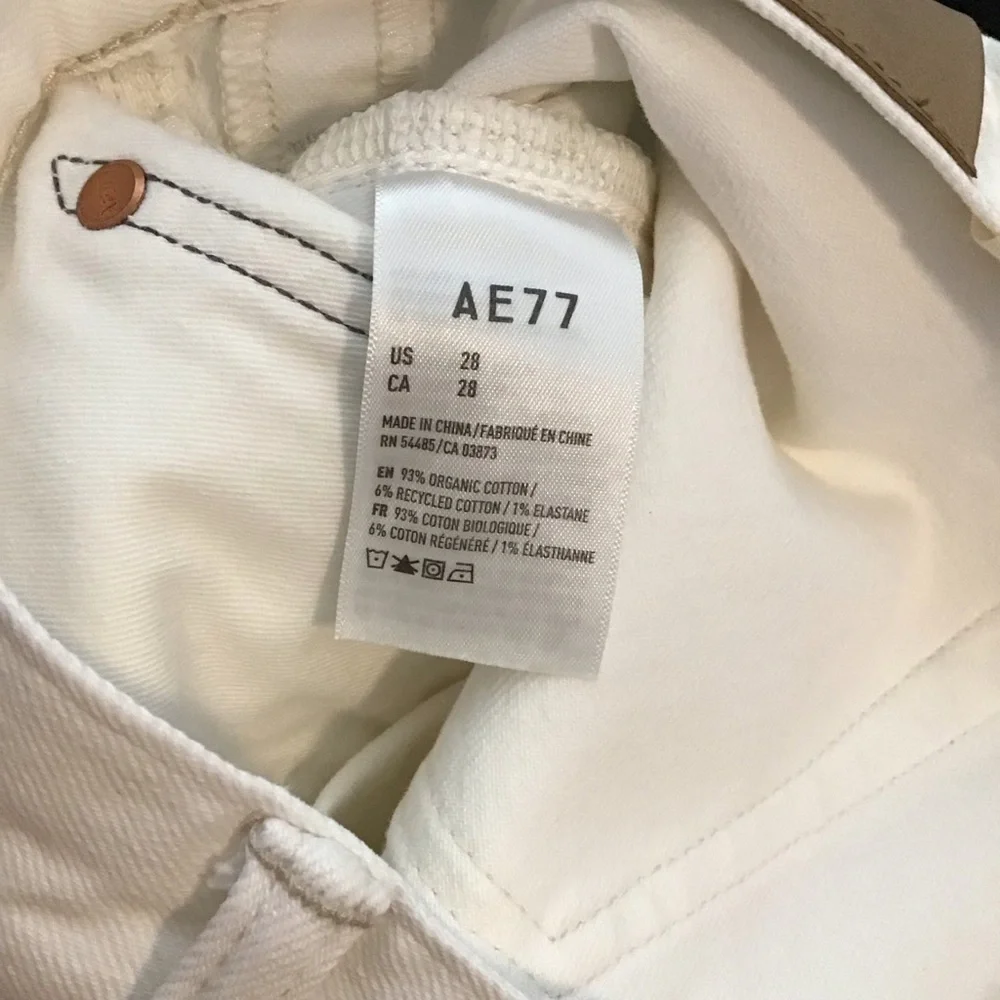 NWT AE77 Classic White Distressed the cut off  Jean Shorts‎